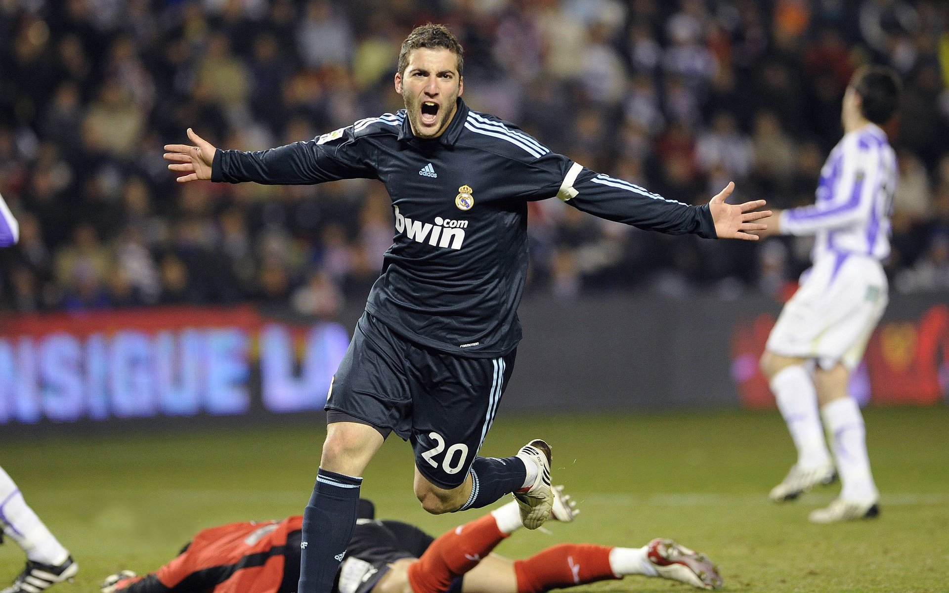 传奇球星再次闪耀赛场，引发狂热，传奇球员什么意思